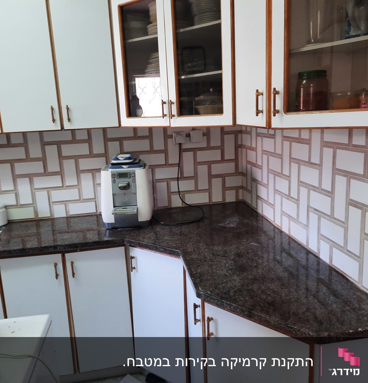 מטבח עם ארונות לבנים ומשטח עבודה חדש